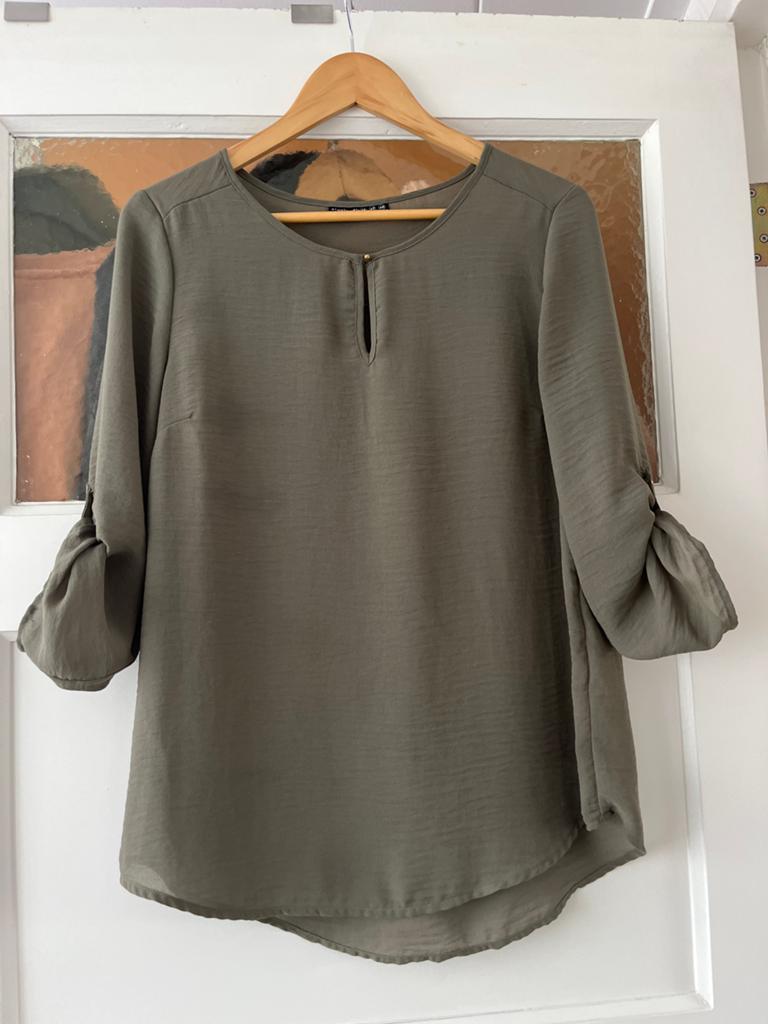 Kaki kleurig doorschijnend shirt/blouse maat 42, Ophalen of Verzenden, Zo goed als nieuw, Maat 42/44 (L), Groen