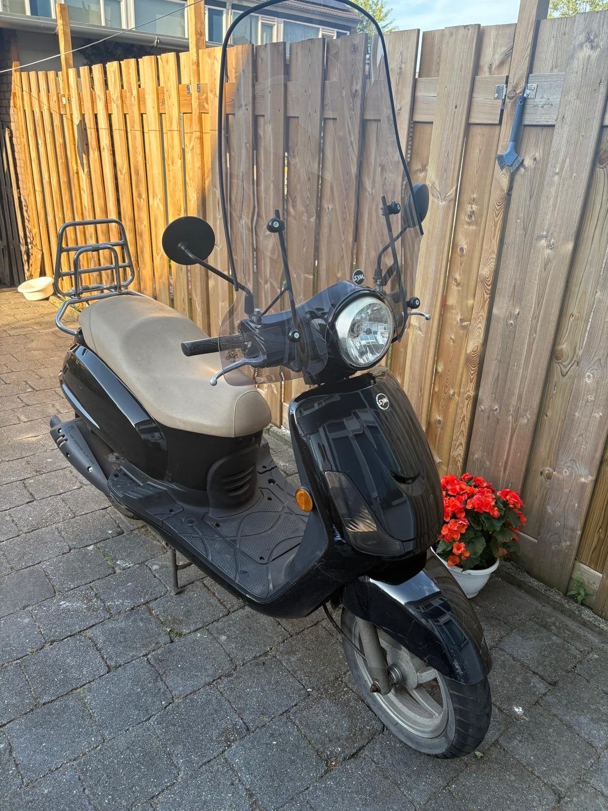 Sym Mio Scooter - Zwart, inclusief helm, Fietsen en Brommers, Scooters | SYM, Gebruikt, Mio, Maximaal 25 km/u, Benzine, Ophalen