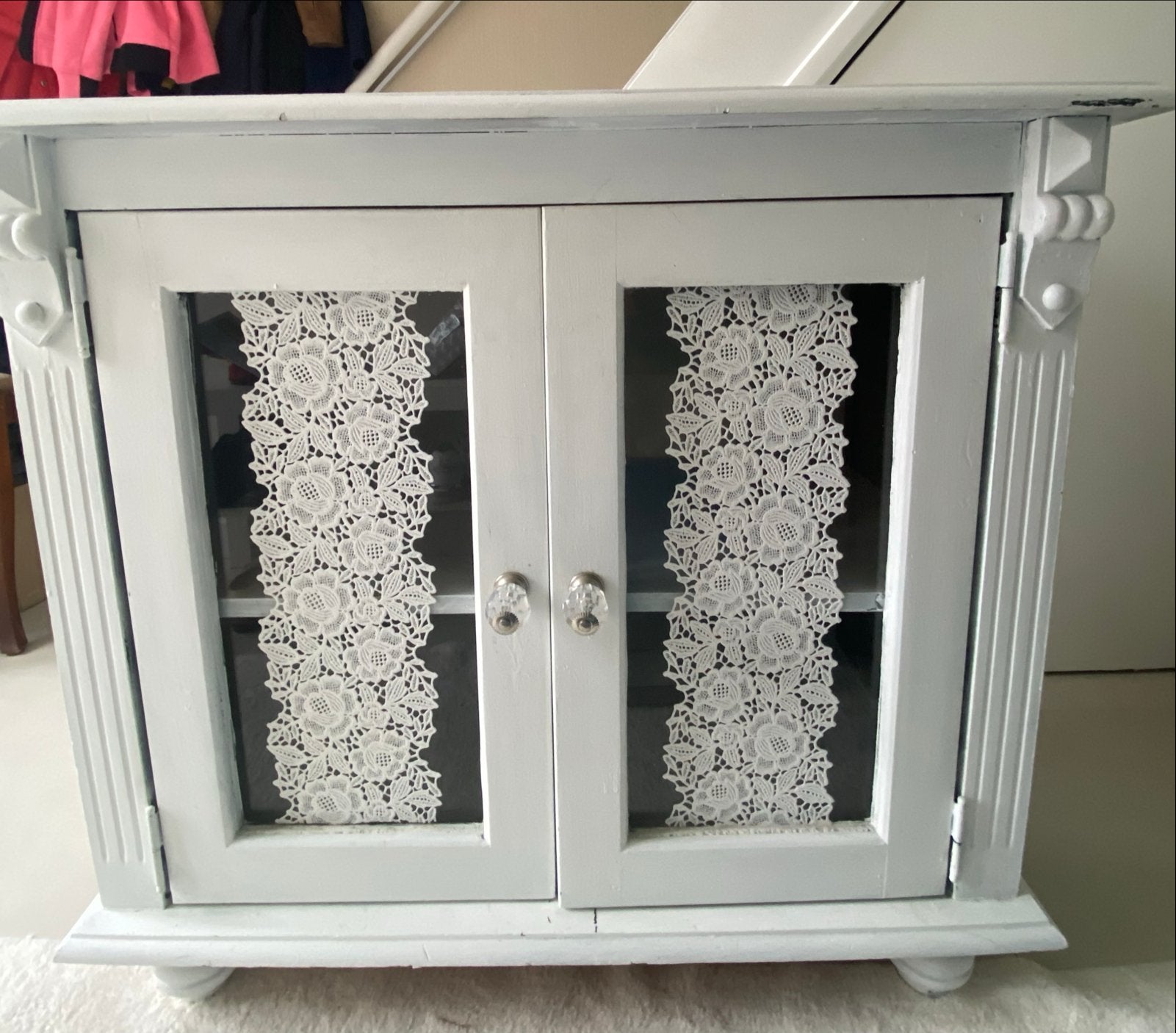 Wit kastje met glazen deuren en kantdetails, Huis en Inrichting, Ophalen, 50 tot 100 cm, 25 tot 50 cm, Overige houtsoorten