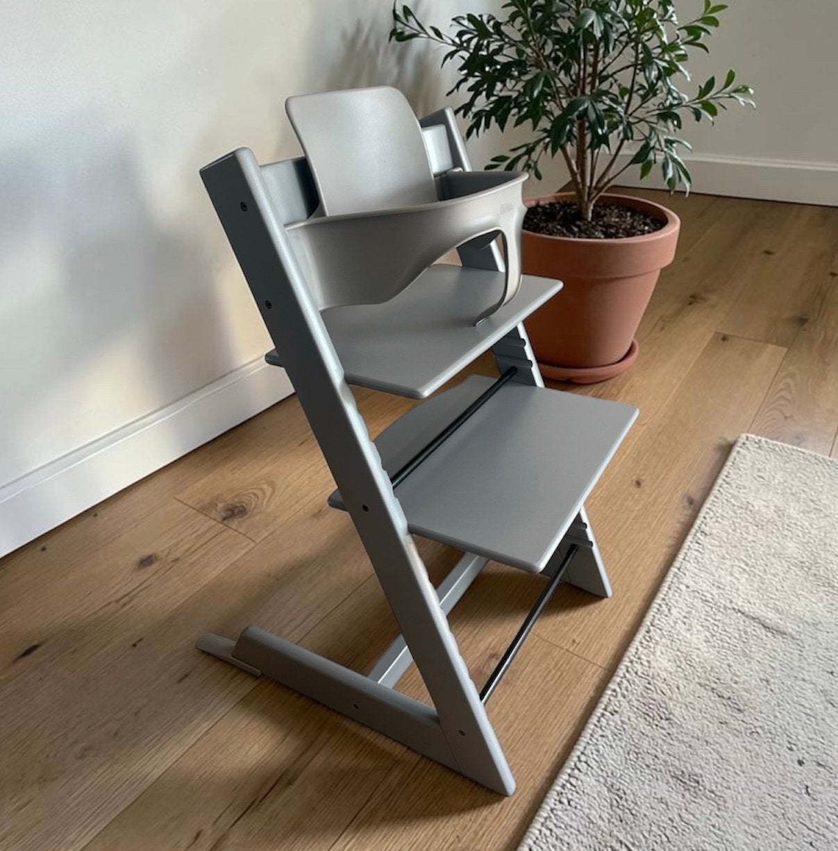 NIEUW Stokke Tripp trapp stoel, grijs, storm grey, opgeknapt, Kinderen en Baby's, Kinderstoelen, Ophalen of Verzenden, Nieuw, Meegroeistoel