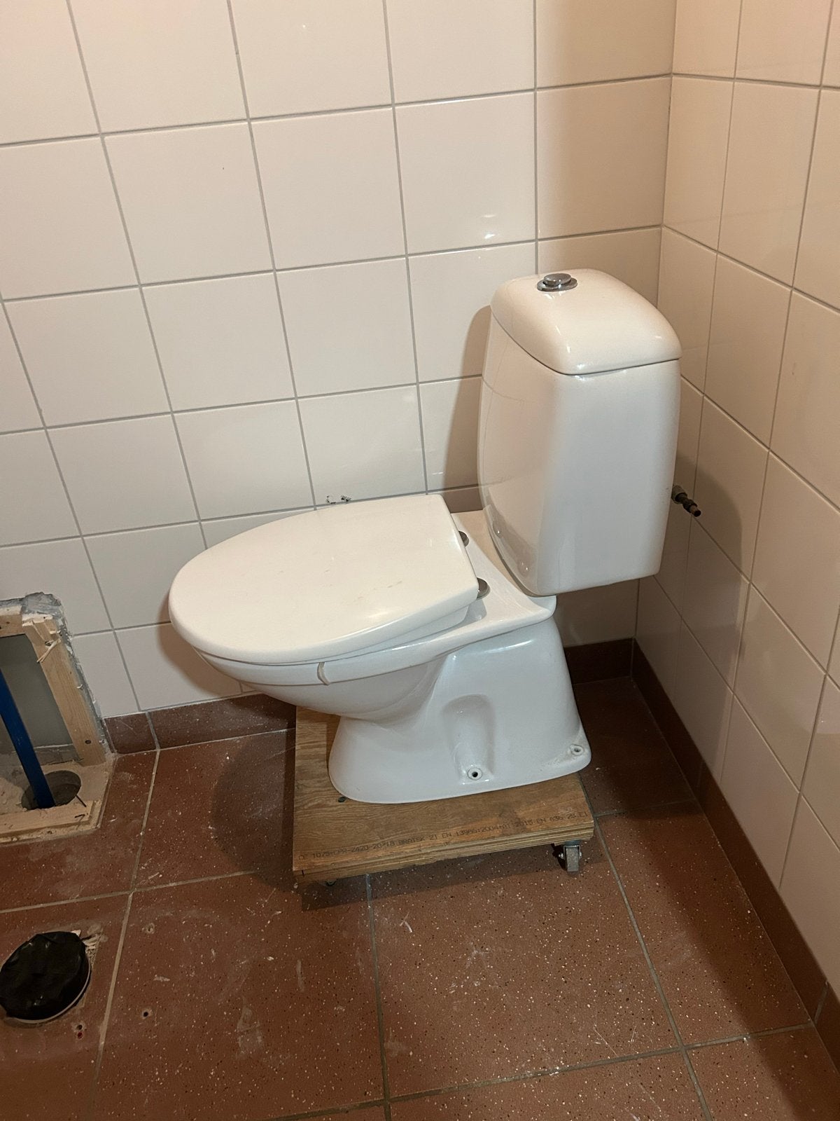 Witte toiletpot met stortbak, Doe-het-zelf en Verbouw, Ophalen of Verzenden, Gebruikt, Toilet