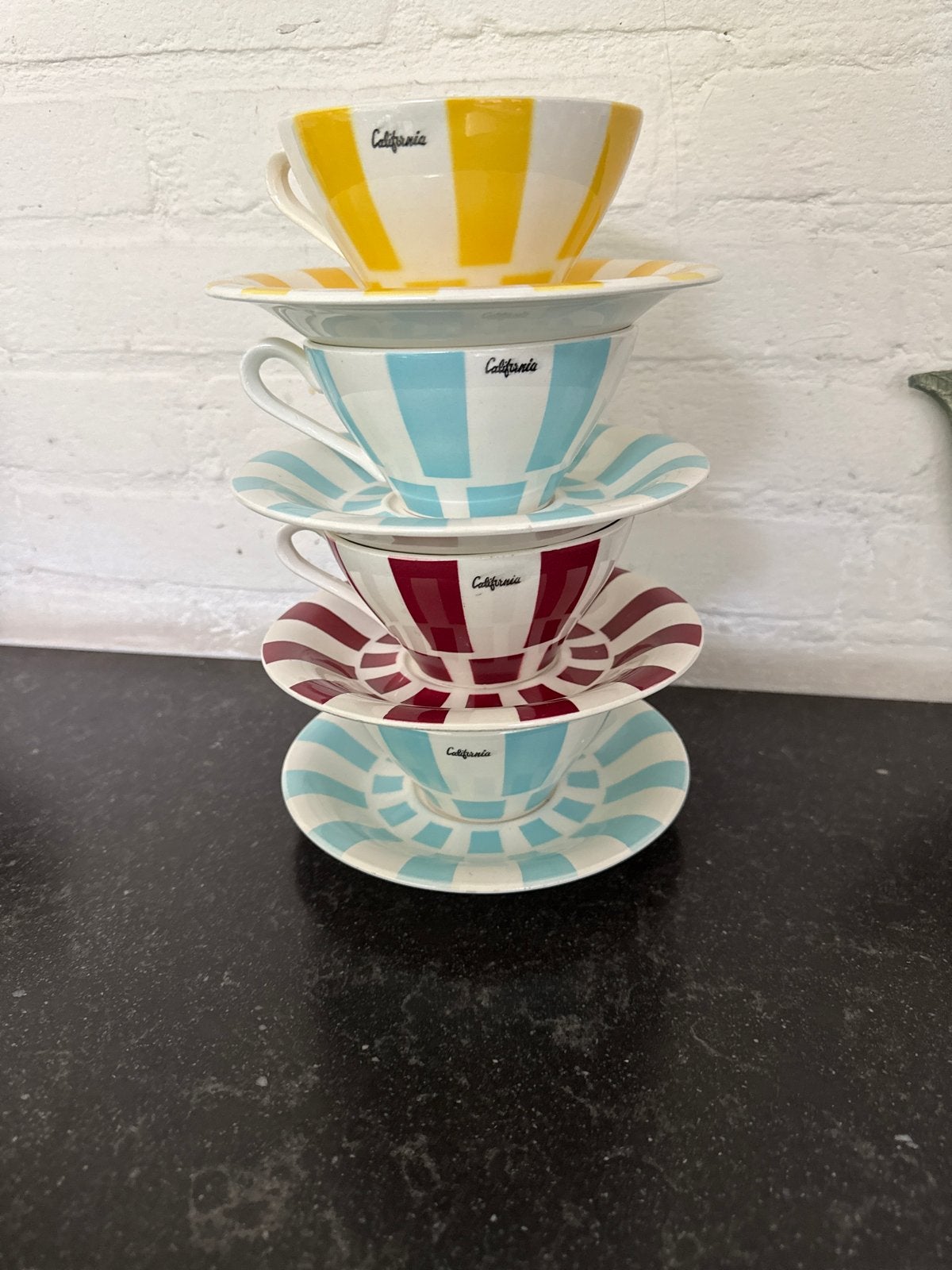 Set van 4 California kop en schotels - diverse kleuren, Huis en Inrichting, Keuken | Servies, Overige merken, Keramiek, Vintage
