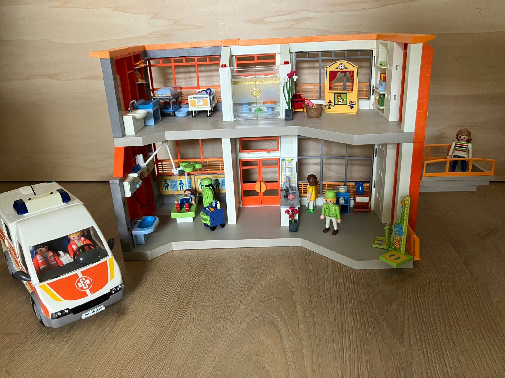 Playmobil ziekenhuis 6657 en ambulance, Ophalen of Verzenden, Zo goed als nieuw, Complete set