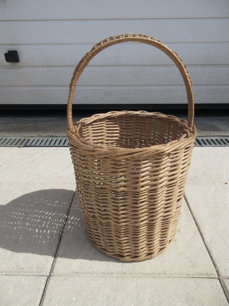 Vintage ronde rieten mand met hengsel, Huis en Inrichting, Woonaccessoires | Schalen en Manden, Gebruikt, Mand, Rond, Ophalen of Verzenden