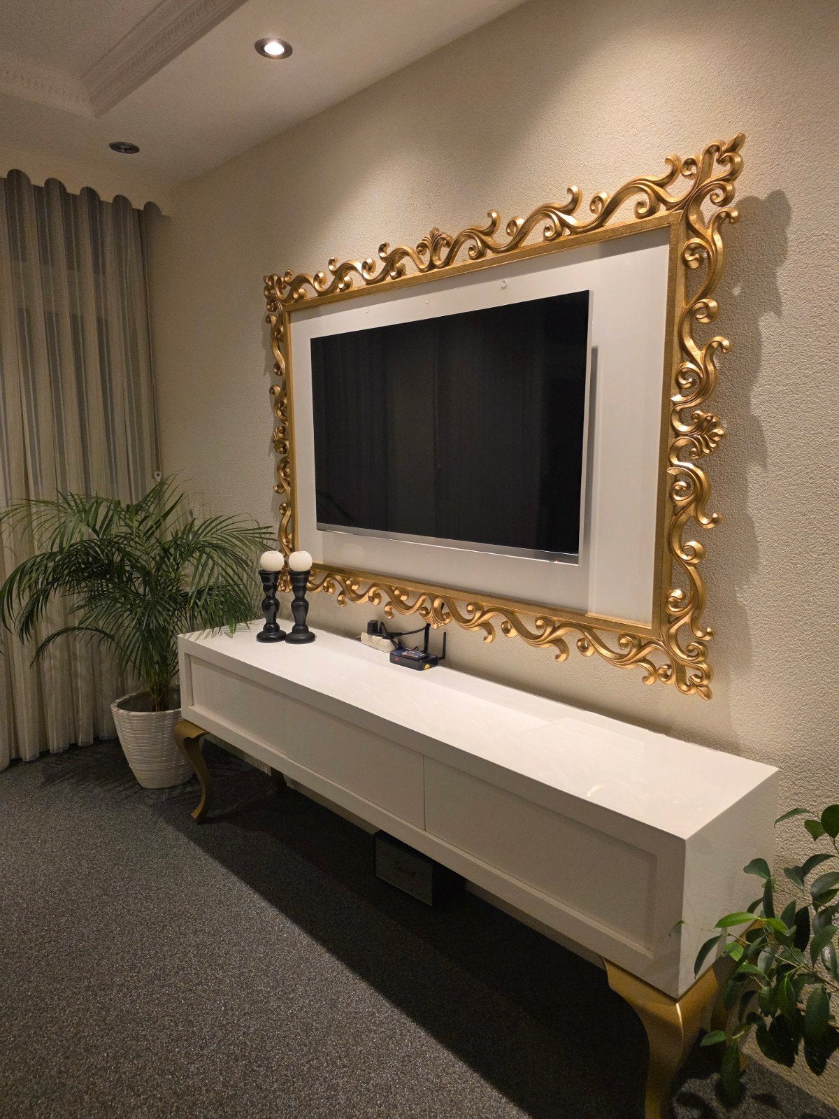 Strak wit dressoir met gouden accenten, Huis en Inrichting, Ophalen, Overige materialen, Gebruikt, Met klep(pen)