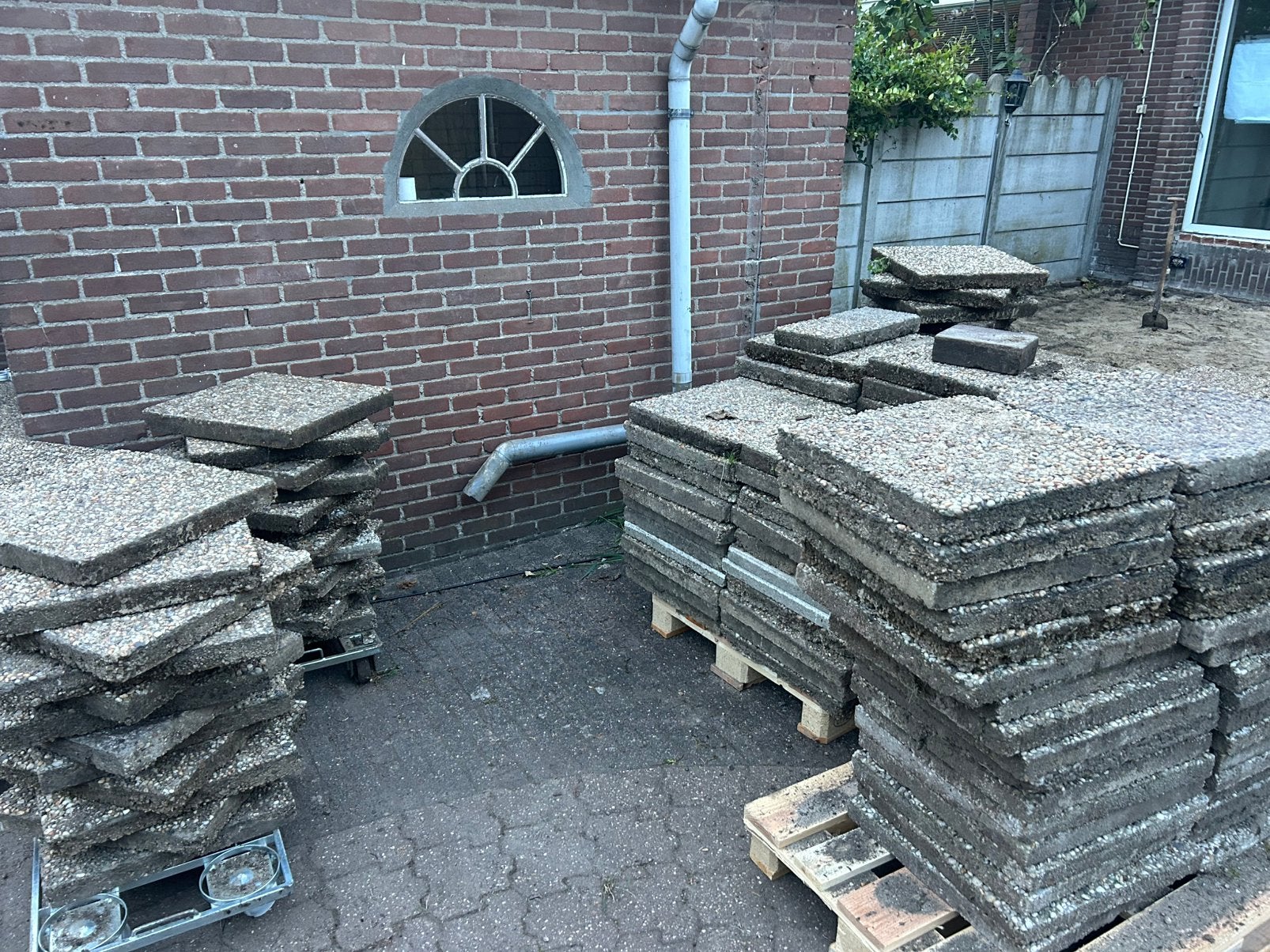 Gratis terras tegels Nellestein 17  Abcoude 50x50 & 60x40, Tuin en Terras, Ophalen, Gebruikt, 10 m² of meer, Beton