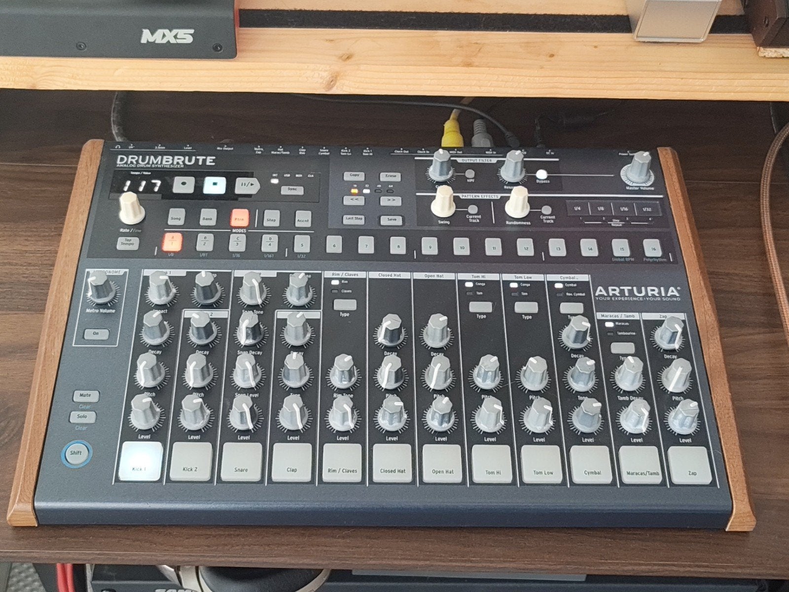 Arturia DrumBrute analoge drum synth, Overige merken, Zo goed als nieuw, Met midi-aansluiting, Overige aantallen