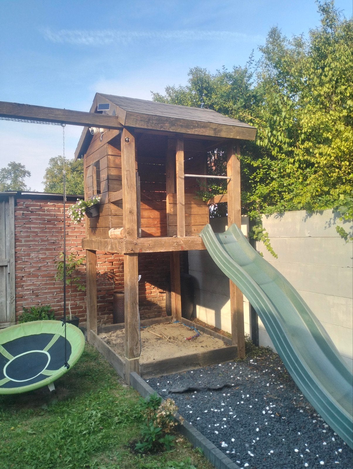 Houten speelhuisje met glijbaan en schommel, Ophalen of Verzenden, Gebruikt, Glijbaan