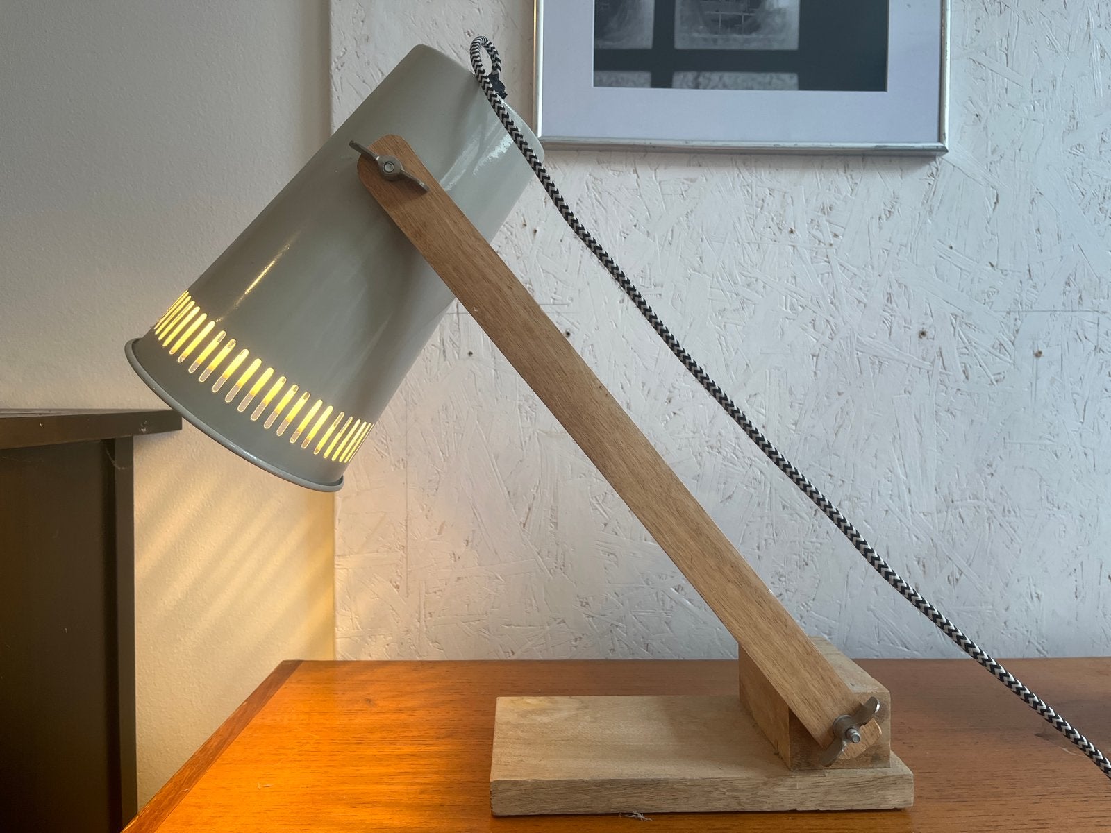 Vintage industrieel tafellamp, houten frame en metalen kap, Gebruikt, Overige merken, Vintage, Grijs