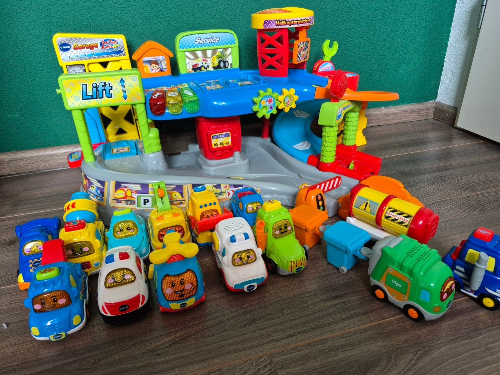 Toet toet garage + 13 auto's, Kinderen en Baby's, Ophalen, Zo goed als nieuw, 2 tot 4 jaar
