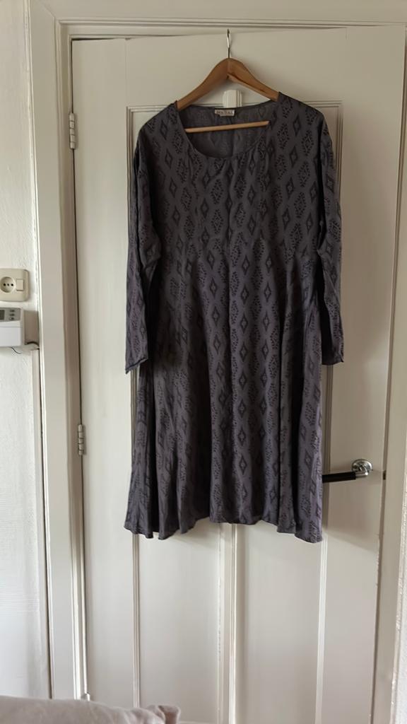 The Masai donkergrijs jurkje met patroon, maat xl, Kleding | Dames, Ophalen, Zo goed als nieuw, Grijs