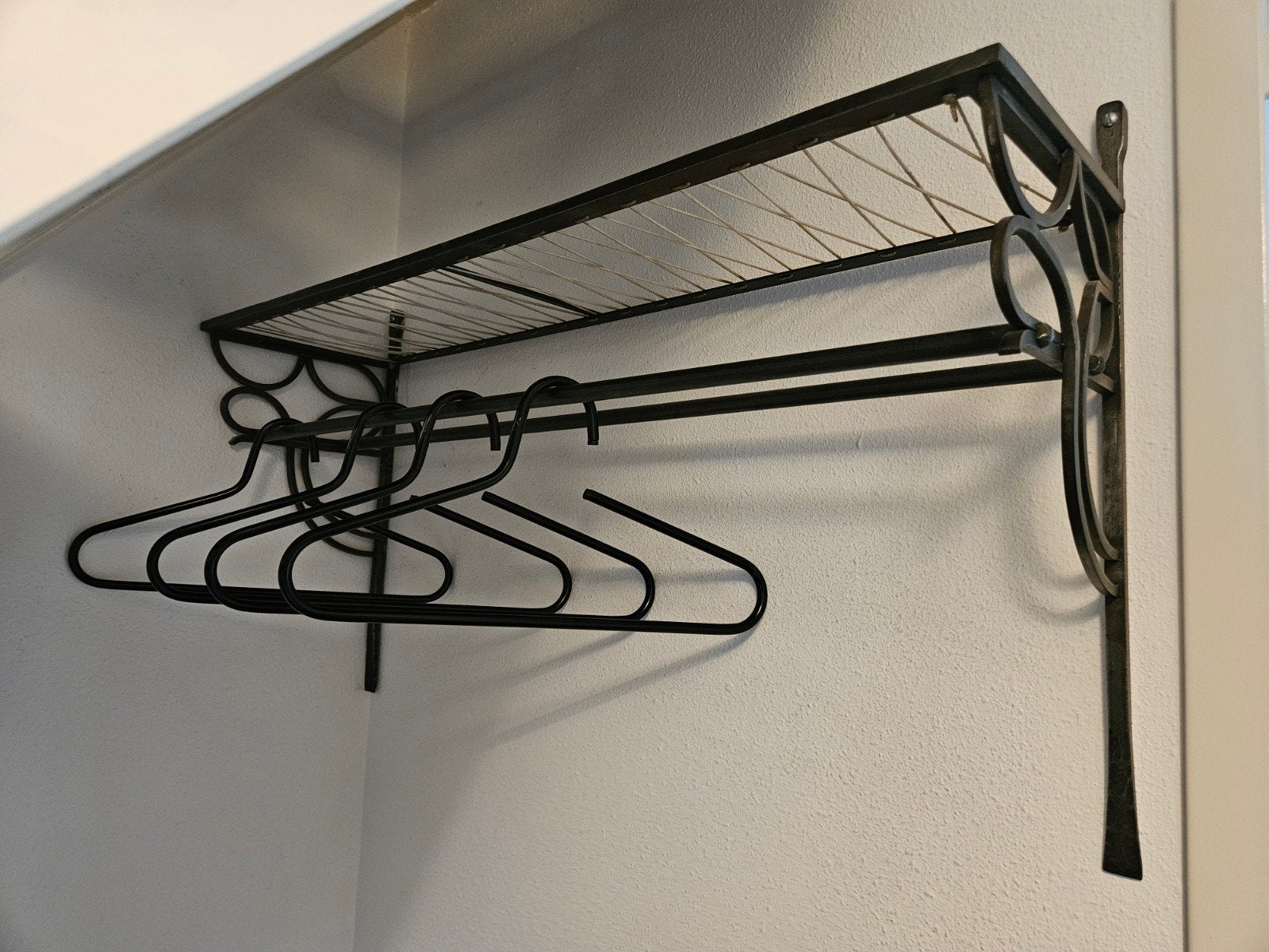 Zwart ijzeren kapstok met 4 ijzeren hangers, Zo goed als nieuw, Minder dan 100 cm, Metaal, Ophalen