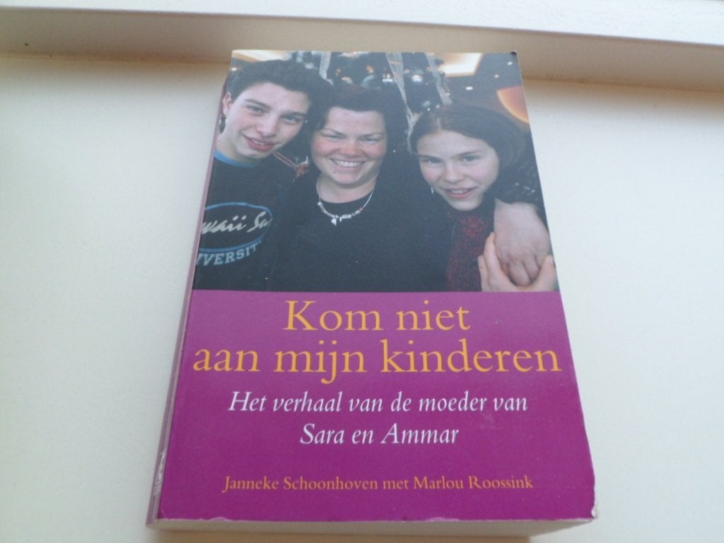 Kom niet aan mijn kinderen - Janneke Schoonhoven, Ophalen of Verzenden, Zo goed als nieuw