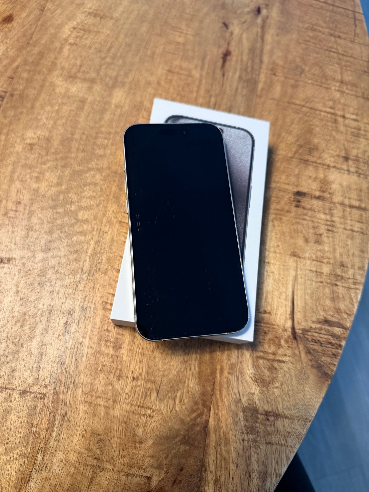 iPhone 15 Pro Wit Titanium 128 GB - Lichte gebruikerssporen, Telecommunicatie, Mobiele telefoons | Apple iPhone, Ophalen, Wit