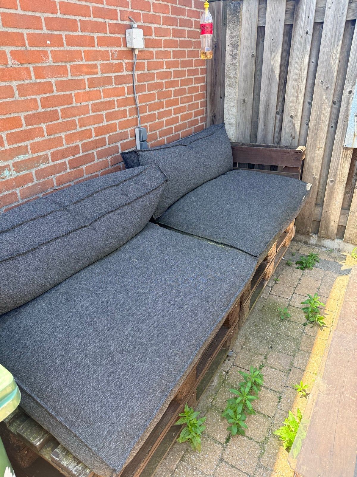 Loungeset van pallets met kussens en salontafel, Ophalen, 4 zitplaatsen, Gebruikt, Loungeset