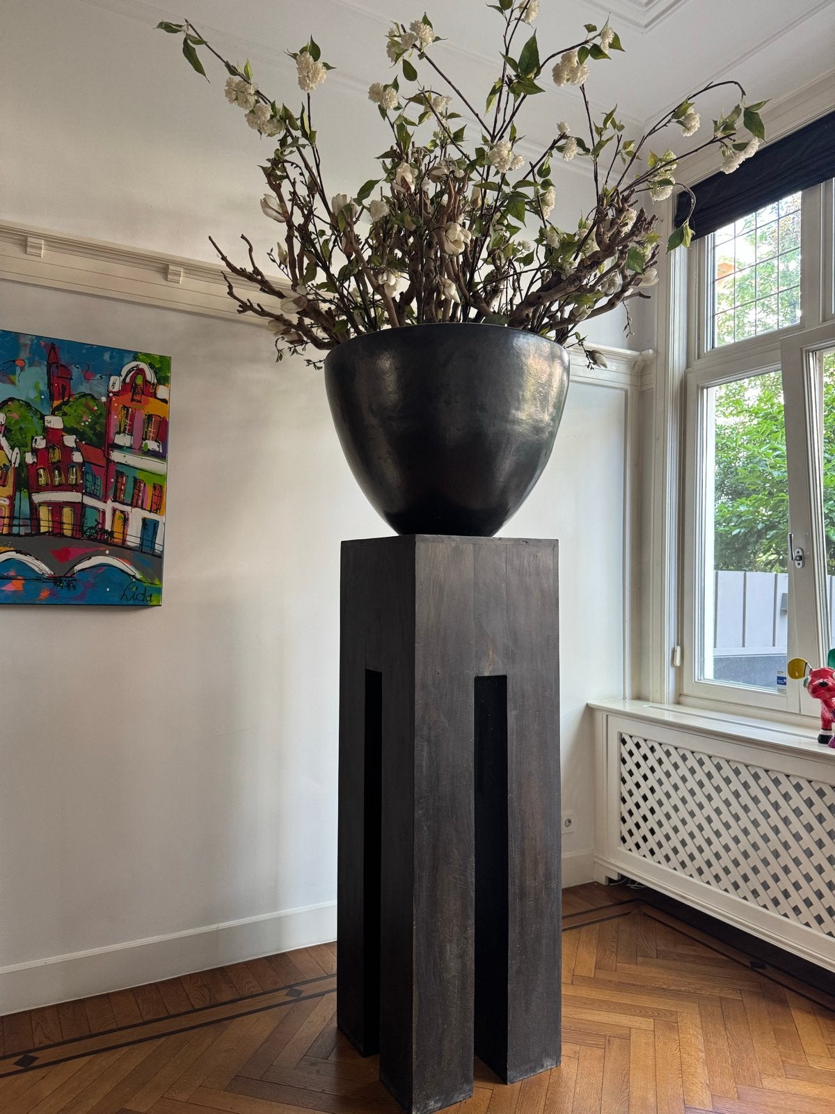 Grote zwarte vaas op sokkel met kunstbloemen, Ophalen, Zwart, Inclusief decoratie, Zo goed als nieuw