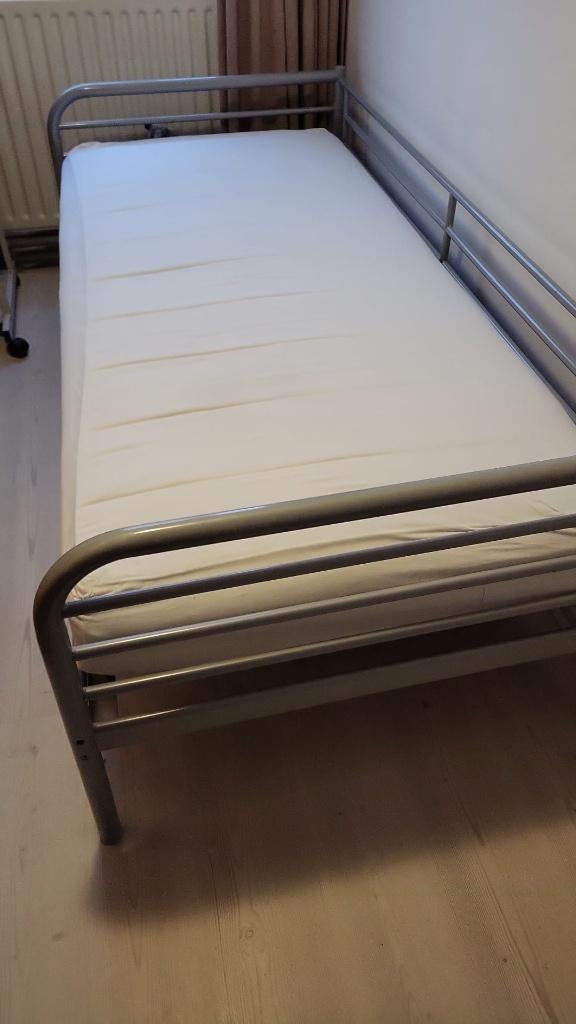 Een personen bed met beschermer, Huis en Inrichting, Slaapkamer | Bedden, 90 cm, Eenpersoons, Ophalen of Verzenden, Zo goed als nieuw