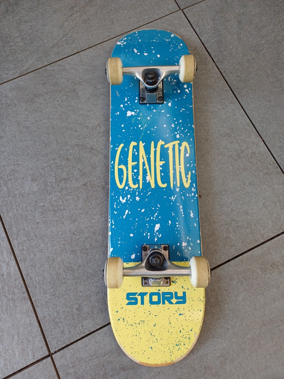 Story Skateboard - Blauw/Geel met 'Genetic' opdruk, Ophalen of Verzenden, Gebruikt, Skateboard