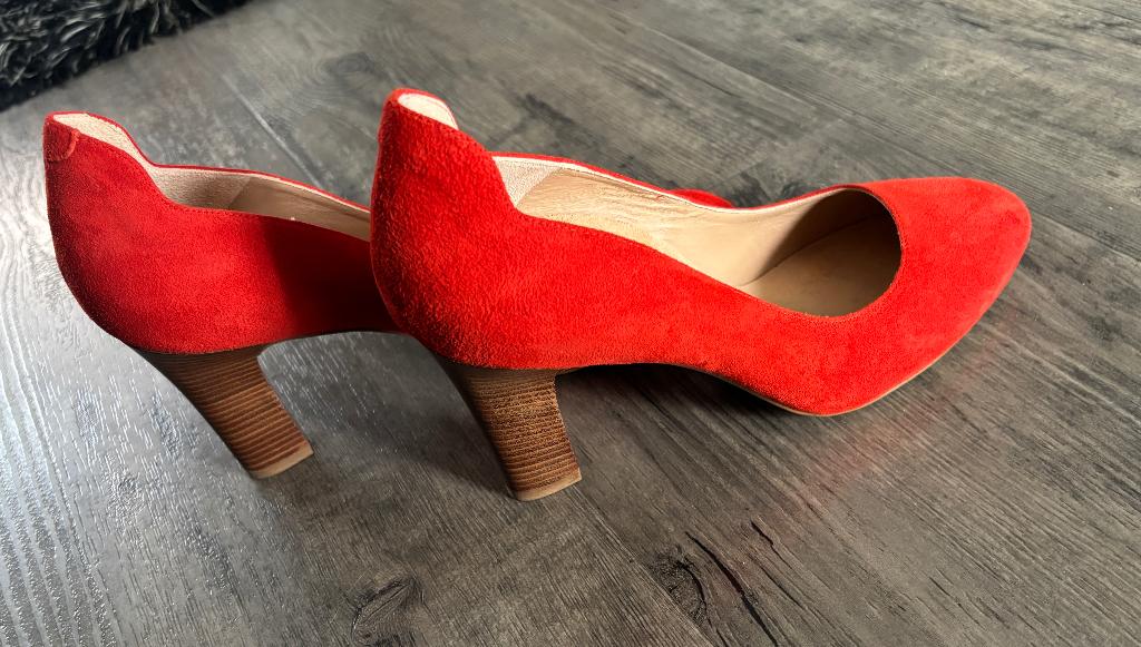 Pump Unisa maat 39, rood suède, Pumps, Ophalen of Verzenden, Zo goed als nieuw, Unisa