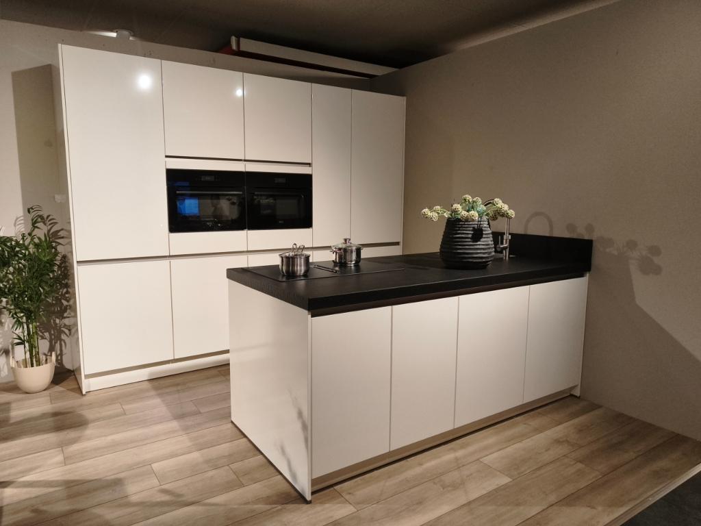 SHOWROOM keuken, Ophalen, Wit, Dubbelwandige keuken, Met kookeiland
