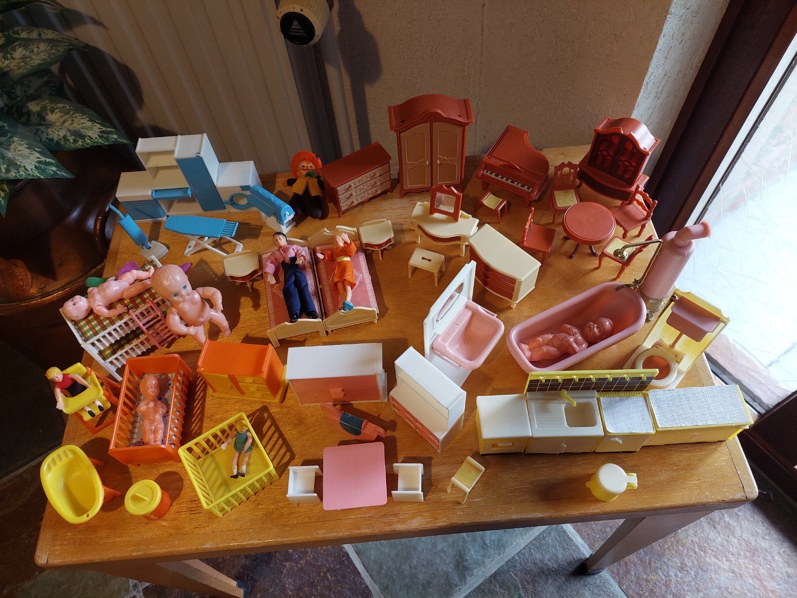 Poppenhuis meubeltjes en poppetjes, Ophalen of Verzenden, Zo goed als nieuw, Poppenhuis
