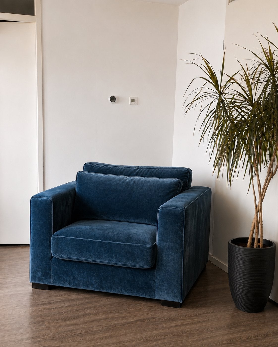 Comfortabele blauwe fluwelen fauteuil, 100 tot 125 cm, Ophalen of Verzenden, Zo goed als nieuw, 100 tot 125 cm