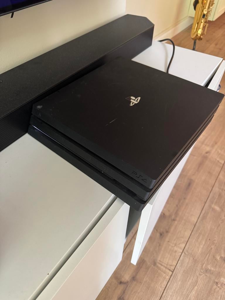 PS4 Pro met 1TB opslag, 1 controller en 5 games, Ophalen, Met games, Zo goed als nieuw, 1 TB
