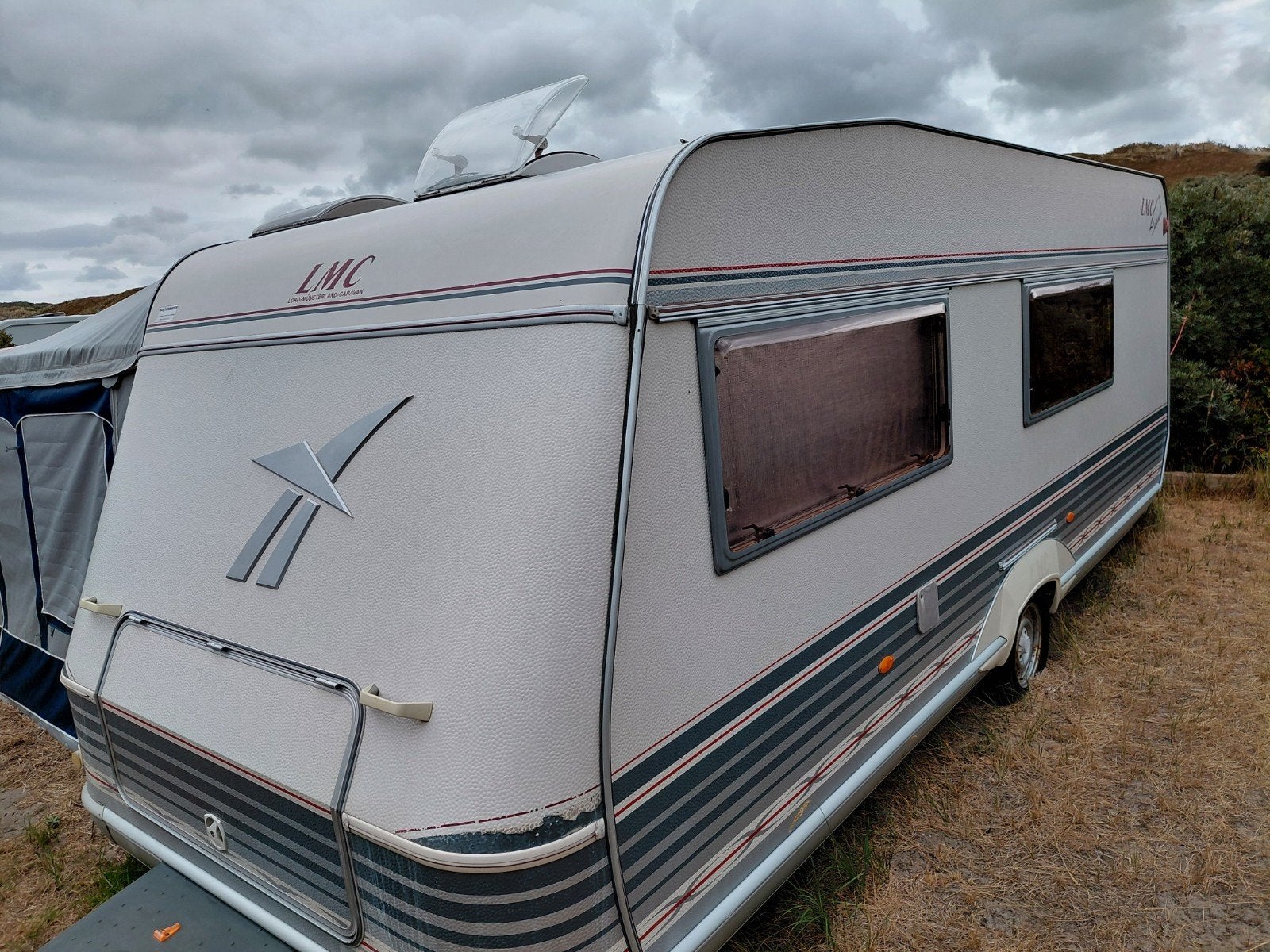 LMC 560K1 uit 2001 met vast bed en stapelbedden, Caravans en Kamperen, Particulier