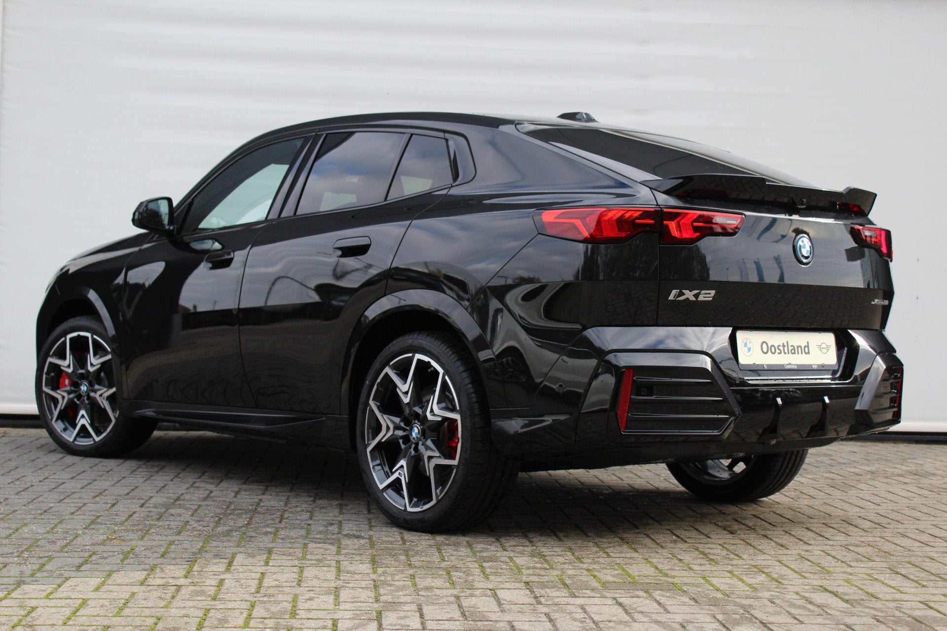 BMW iX2 xDrive30 M Sport / Panoramadak / Trekhaak / Sportsto, Auto's, BMW, Automaat, Dealer onderhouden, IX2, Zwart