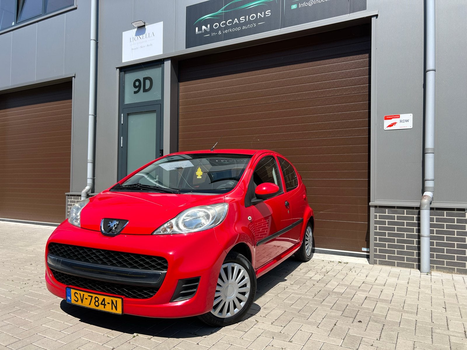Peugeot 107 1.0 12V 5DR 2010 Rood - Airco  - nieuwe APK, Auto's, Peugeot, Voorwielaandrijving, Euro 5, Stof, Zwart