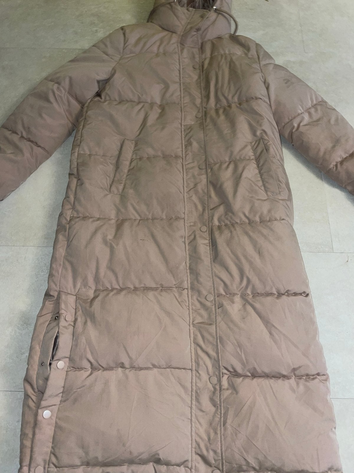 Lange gewatteerde jas met capuchon - Maat M, Kleding | Dames, Ophalen, Zo goed als nieuw, Maat 38/40 (M), Beige