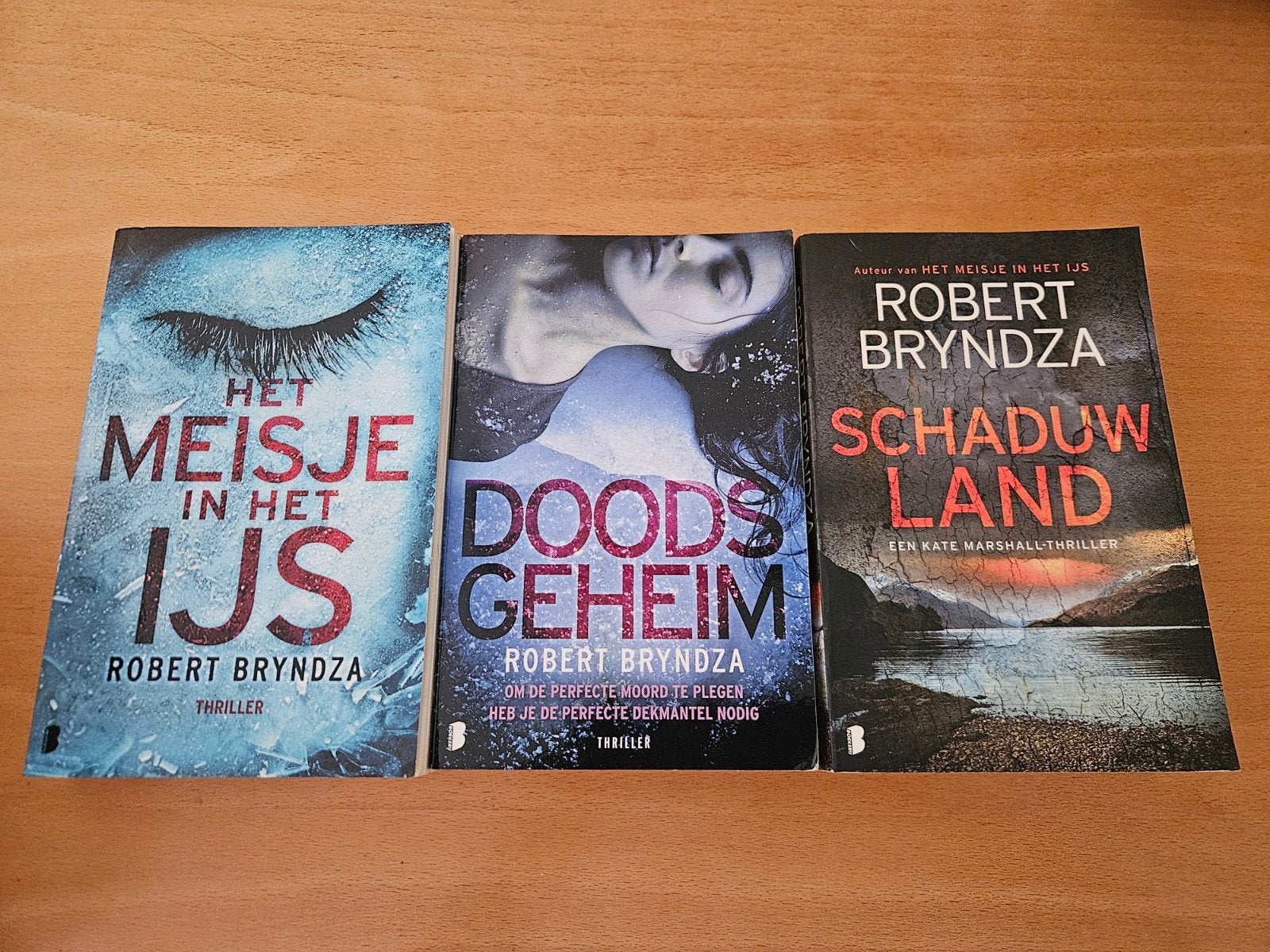 Robert Bryndza 3x Thriller Boeken, Ophalen of Verzenden, Gelezen, Robert Bryndza, Europa overig