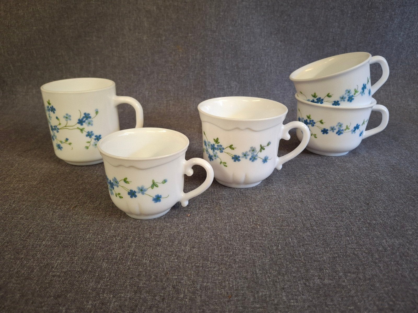set 5 Vintage Arcopal France kopjes blauwe bloemen
Opis
Mooi, Ophalen of Verzenden