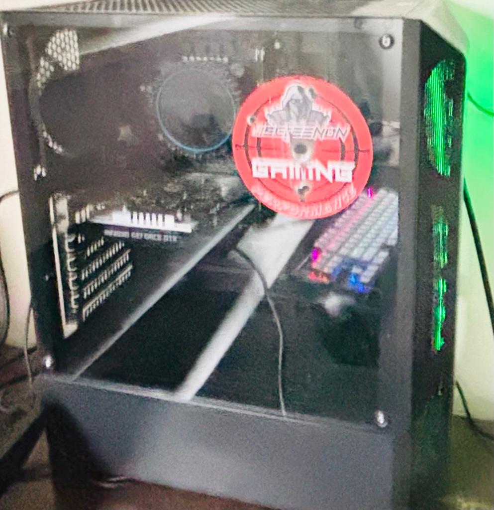 Gaming pc gaming monitor, Spelcomputers en Games, Games | Pc, Ophalen, Overige genres, 1 speler, Zo goed als nieuw