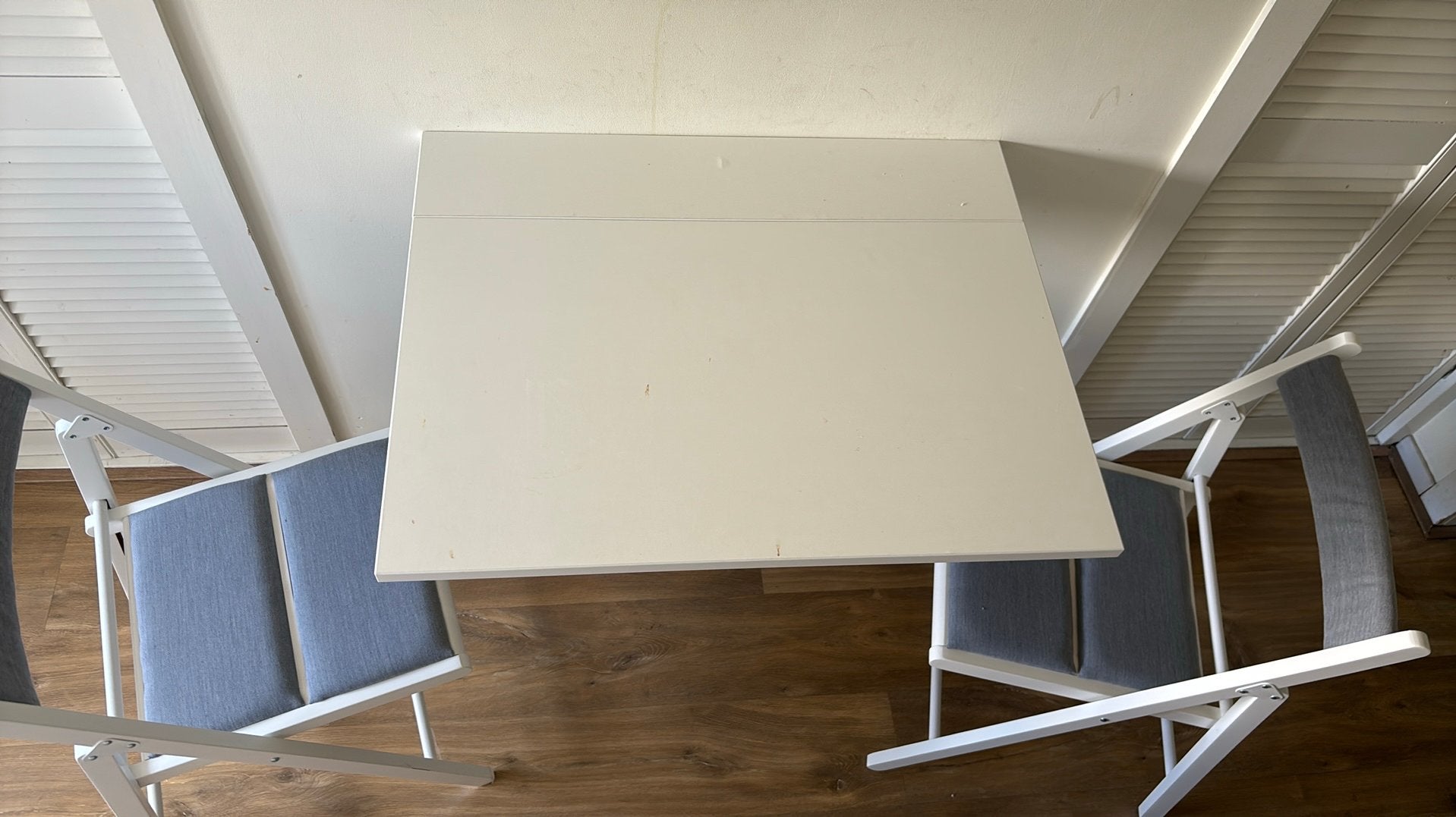 Muur / Klap tafel + twee stoelen, Ophalen, 50 tot 100 cm, Wit, Tot twee personen