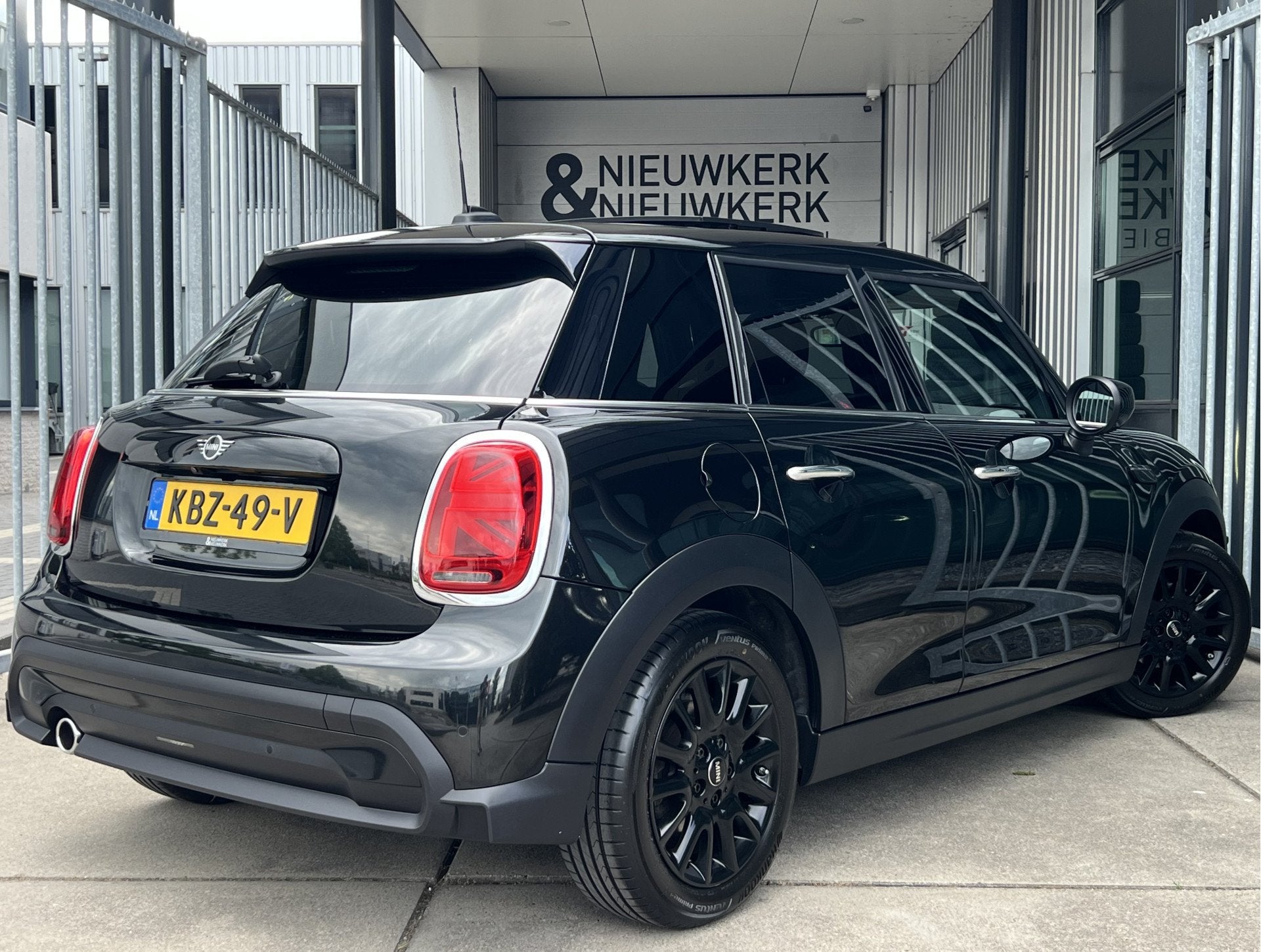 MINI 5-deurs 1.5 Cooper Classic | SCHUIF/KANTELDAK | HEAD-UP, 136 pk, Gebruikt, Automatische klimaatregeling, Met garantie (alle)