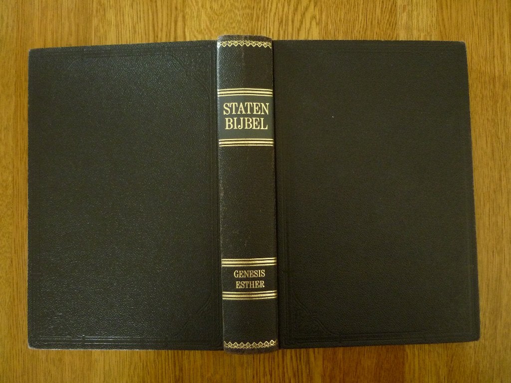 Statenbijbel Deel 1 : Genesis-Esther – W.M. den Hertog, 1980, Ophalen of Verzenden, Zo goed als nieuw, Christendom | Katholiek