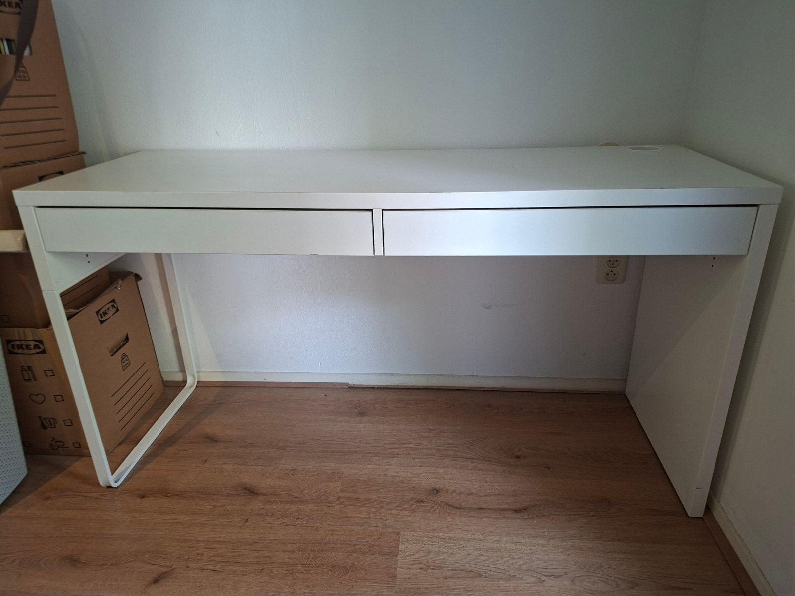 Wit IKEA Micke bureau met lades en kabeldoorvoer, Ophalen, Gebruikt, Spaanplaat of MDF, Kabelgoot