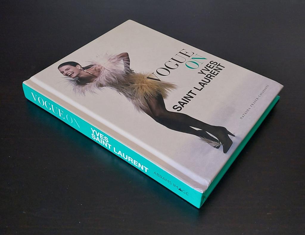 Natasha Fraser - Vogue on Yves Saint Laurent 👗🪡, Boeken, Mode, Ophalen of Verzenden, Zo goed als nieuw, Couturiers, Natasha Fraser