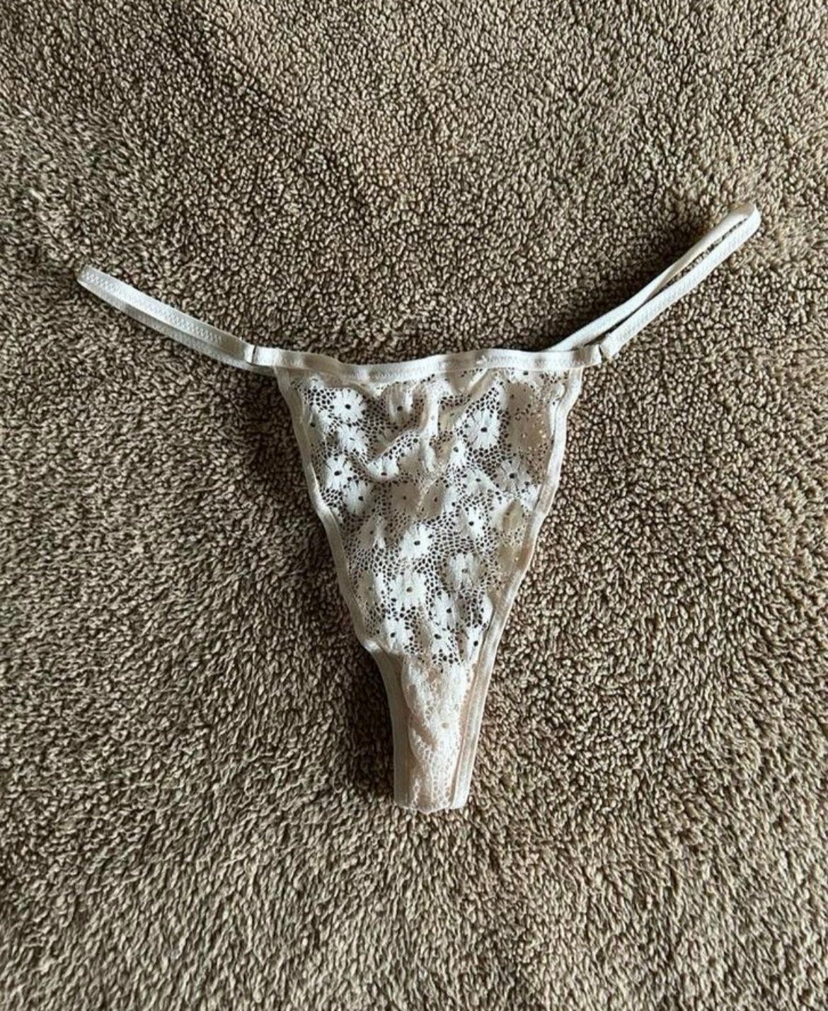 Witte kanten string met bloemmotief, Kleding | Dames, Ondergoed en Lingerie, Verzenden, Wit, String