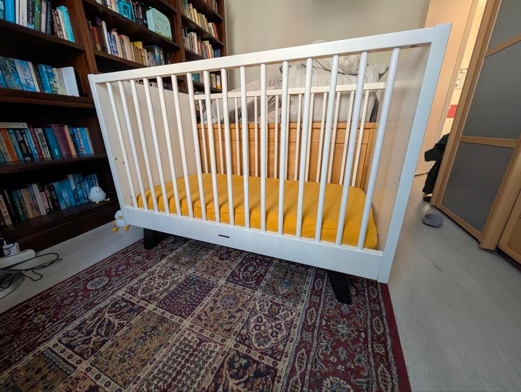Kidsmill Lars: zeer solide peuterbedje, matras & hoeslakens, Kinderen en Baby's, Babywiegjes en Ledikanten, Ophalen, Zo goed als nieuw