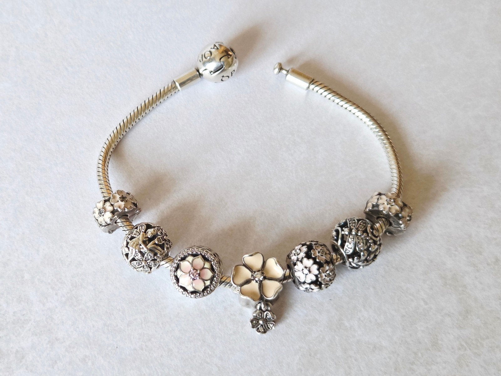 ZILVEREN PANDORA BLOEMBEDELS MET EMAILLE EN STEENTJES, Sieraden, Tassen en Uiterlijk, Ophalen, Zo goed als nieuw, Roze, Zilver