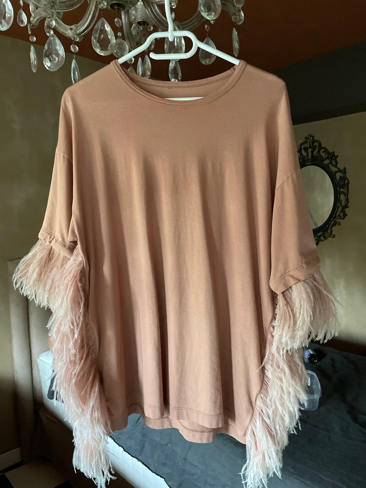 Bruin oud Roze T-shirt met veren mouwen, M/L, Kleding | Dames, Maat 42/44 (L), Ophalen of Verzenden, Zo goed als nieuw, Korte mouw