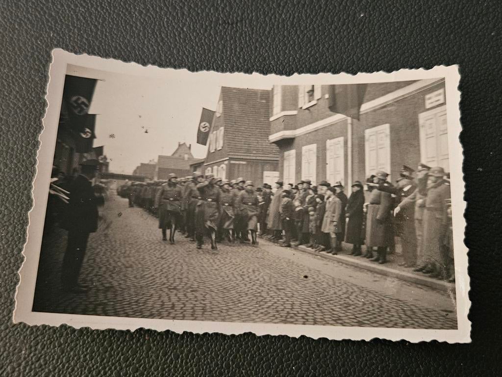100%orig wo2foto duitse soldaten helm parade /vlaggen/ enz, Verzamelen, Militaria | Tweede Wereldoorlog, Ophalen of Verzenden