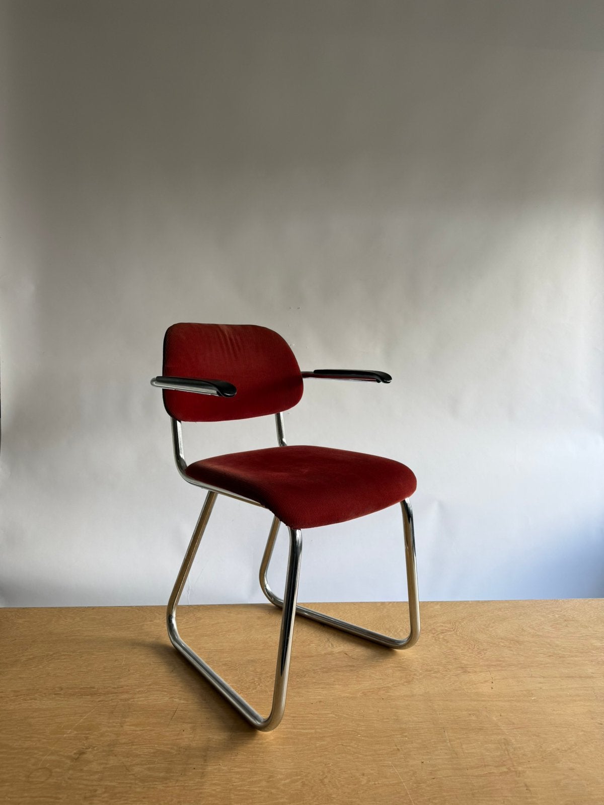 Ahrend buizenstoel, Ophalen, Zo goed als nieuw, Rood, Eén