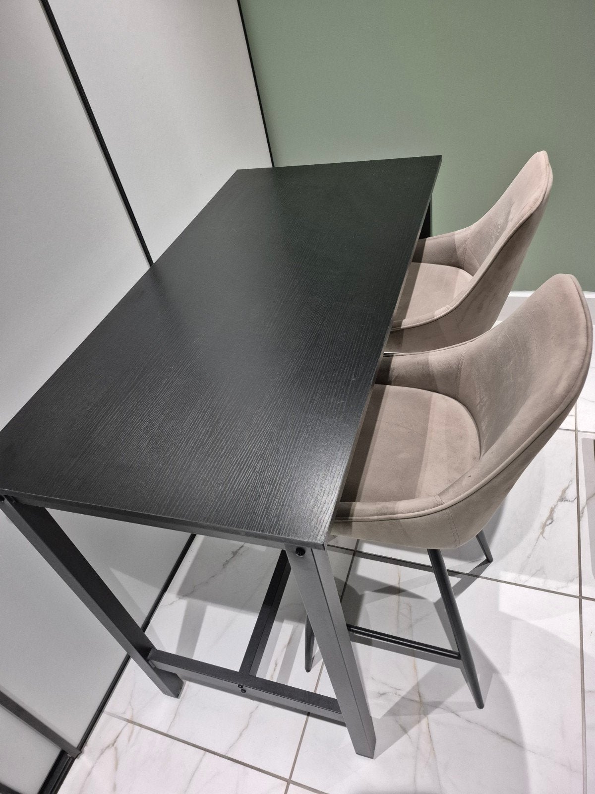 Barset: Zwarte Bartafel met 2 Taupe Fluweel Barstoelen, Ophalen