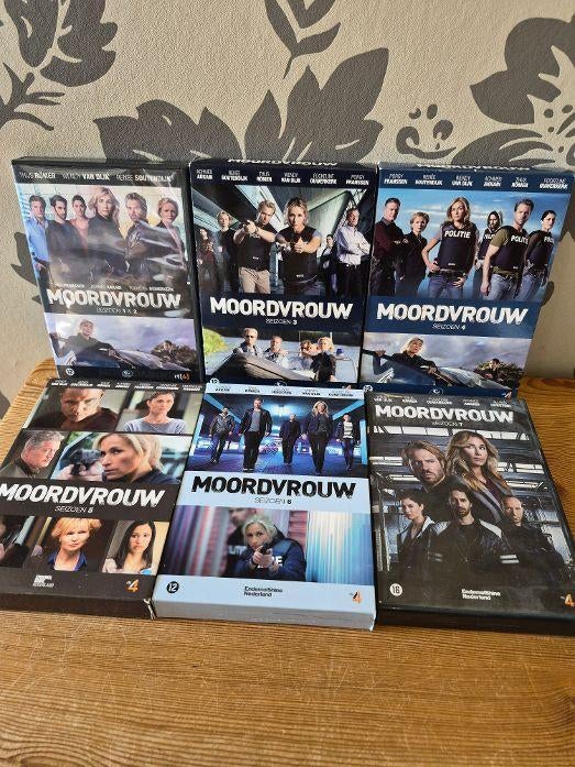 MOORDVROUW - DE COMPLETE SERIE 1 T/M 7, Boxset, Ophalen of Verzenden, Zo goed als nieuw, Actie en Avontuur