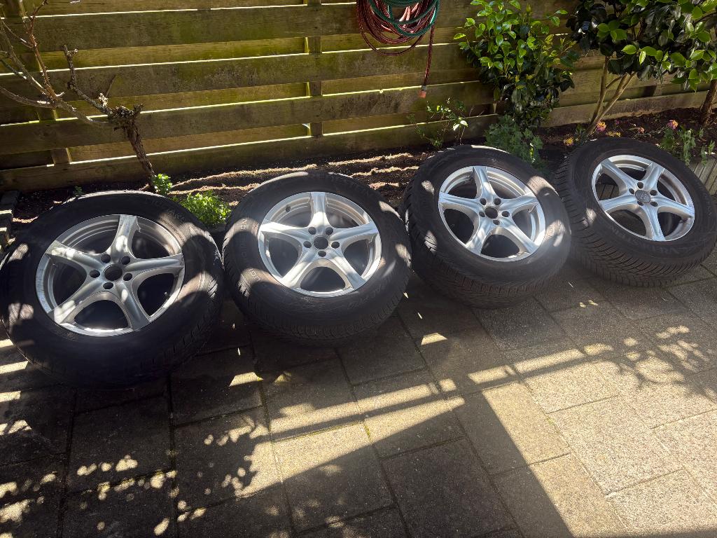 Audi velgen met winterbanden 235/65 R 17, Auto-onderdelen, Banden en Velgen, Gebruikt, Banden en Velgen, Winterbanden, 235 mm