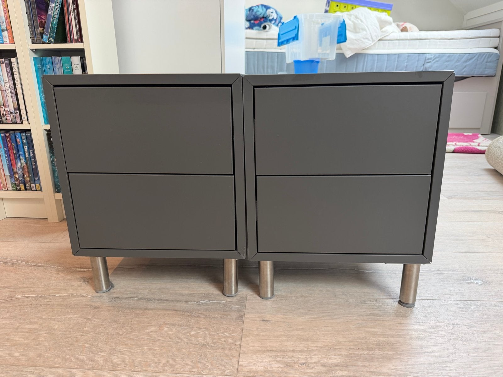 2x IKEA Eket nachtkastje donkergrijs, Huis en Inrichting, Ophalen, Zo goed als nieuw, Minder dan 45 cm, Minder dan 55 cm