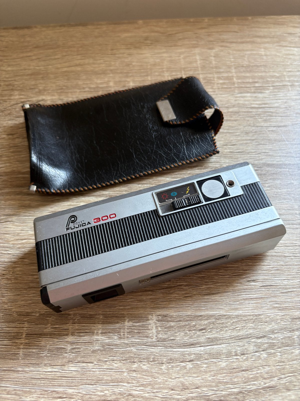 Vintage Pocket Fujica 300 camera met hoesje, Ophalen, Gebruikt, Compact, Fuji